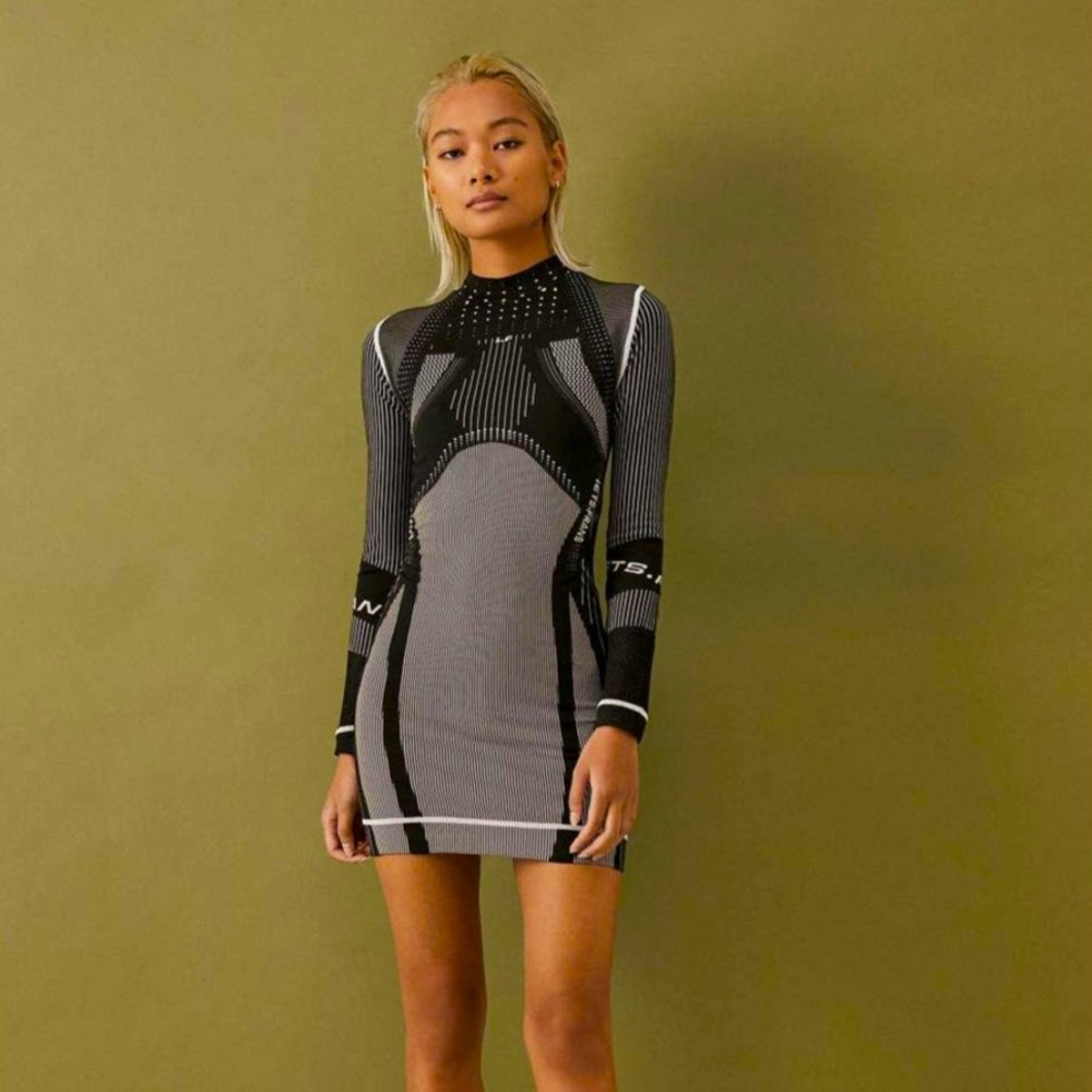 iets frans. body con long sleeve. great condition. worn barely.